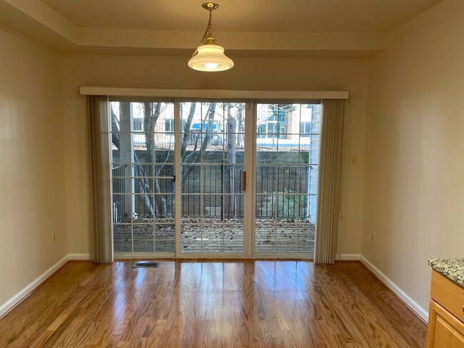 Building Photo - Amazing Vienna Townhome Condo in A Great L...