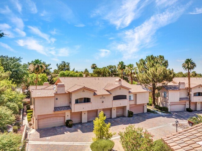 Building Photo - Beautiful 2 Bed 2 Bath ground floor condo in Guard Gated Green Valley Community. 1 Car garage!