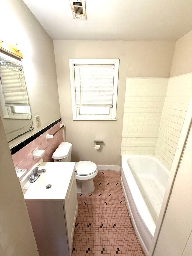 Building Photo - ** 3 bed 1 bath located in Highland Garden...