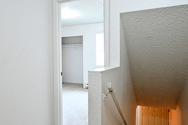 Building Photo - 2 bed 1 Bath townhouse