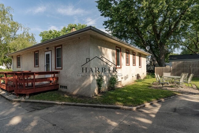 Building Photo - 10th Avenue SE Duplex