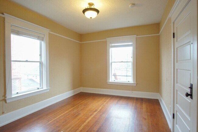 Building Photo - Gorgeous Humboldt Classic: Top Floor 1 Bedroom!