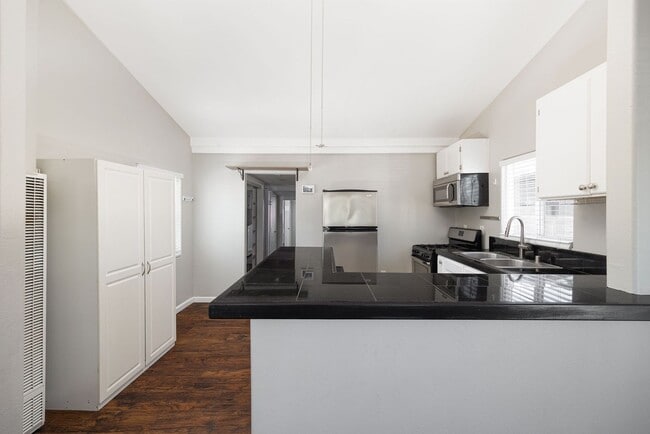 Building Photo - Beautifully Upgraded 2 Bedroom Starter Home!