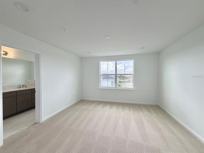 Building Photo - 1887 Pinecliff Dr