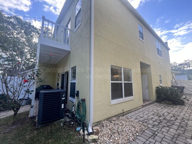 Building Photo - 1625 Park Lake St