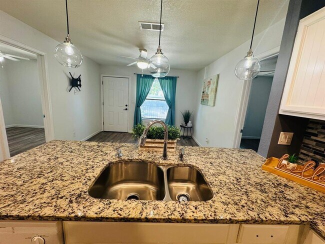 Building Photo - 1624 Aquarena Springs Dr