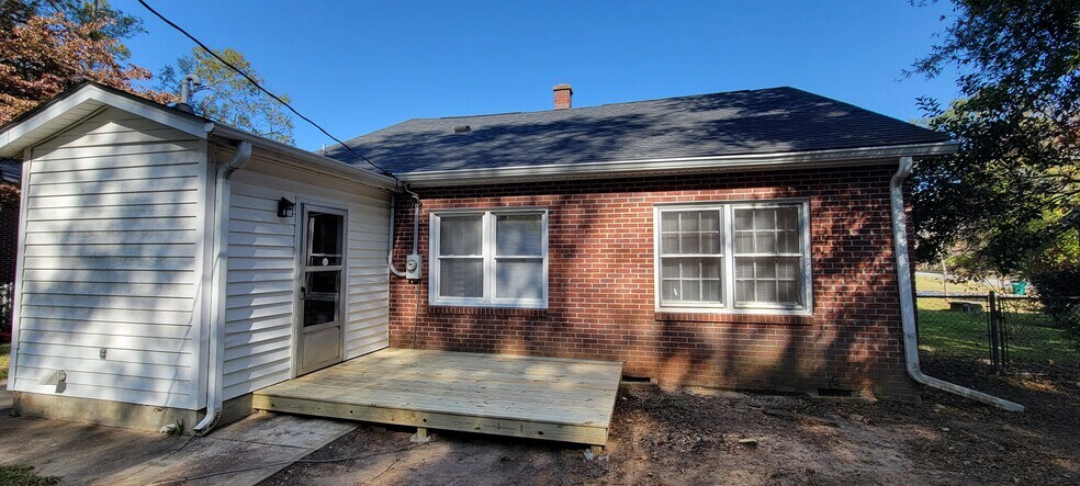 Deck in backyard - 1106 Highside St