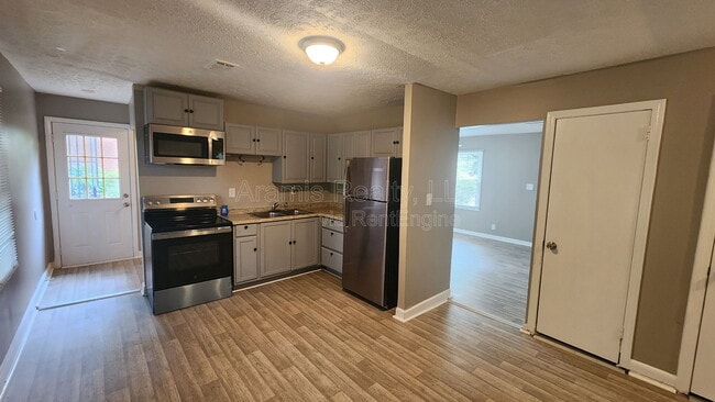 Building Photo - 305 Banberry Dr SE