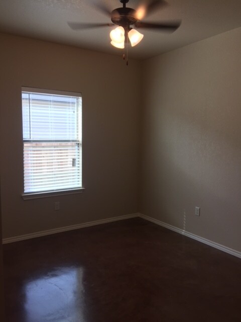 Building Photo - 722 Saengerhalle Rd