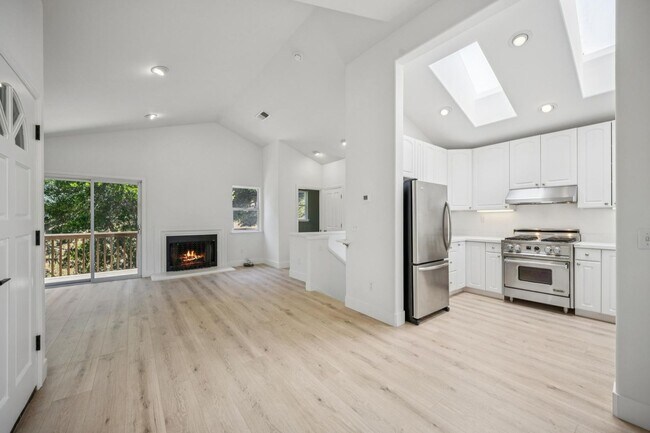 Building Photo - TWO BEDROOM ONE AND HALF BATH MILL VALLEY ...