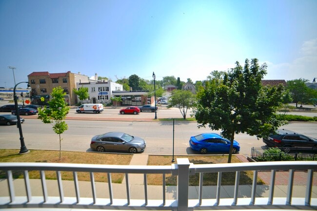 Building Photo - 1410 E Capitol Dr