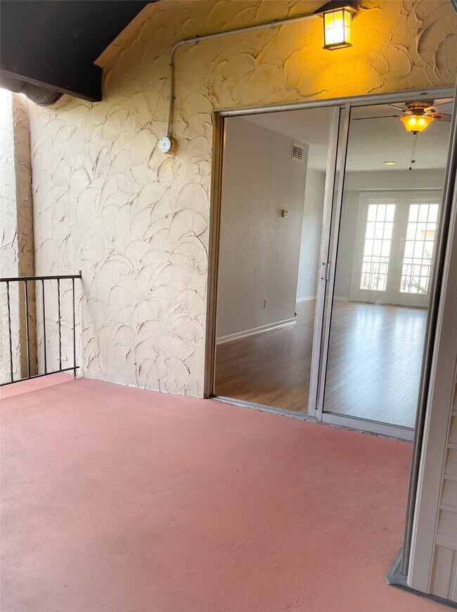 Building Photo - 2744 Briarhurst Dr