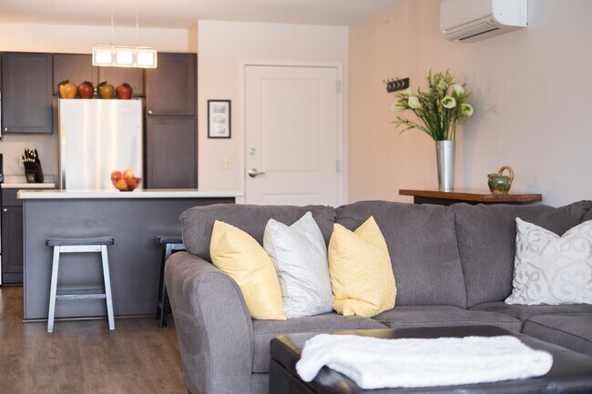 Building Photo - 2 Bedroom/ 2 Bathroom End Unit Coming Avai...