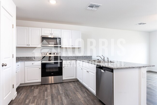 Building Photo - NEW Home Located Near the Golf Course