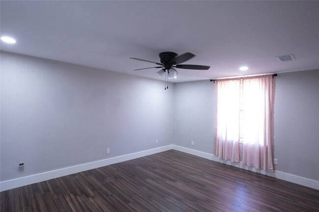 Building Photo - 1929 N Lake Trail