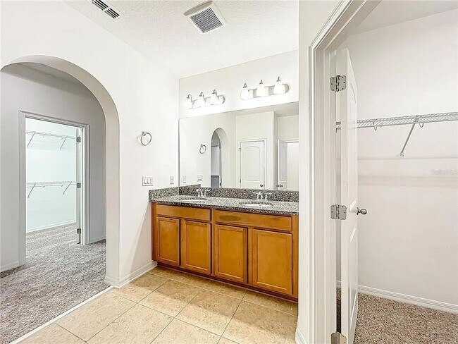Building Photo - Spacious 5 Bedroom 4 Bathroom Home in Wind...