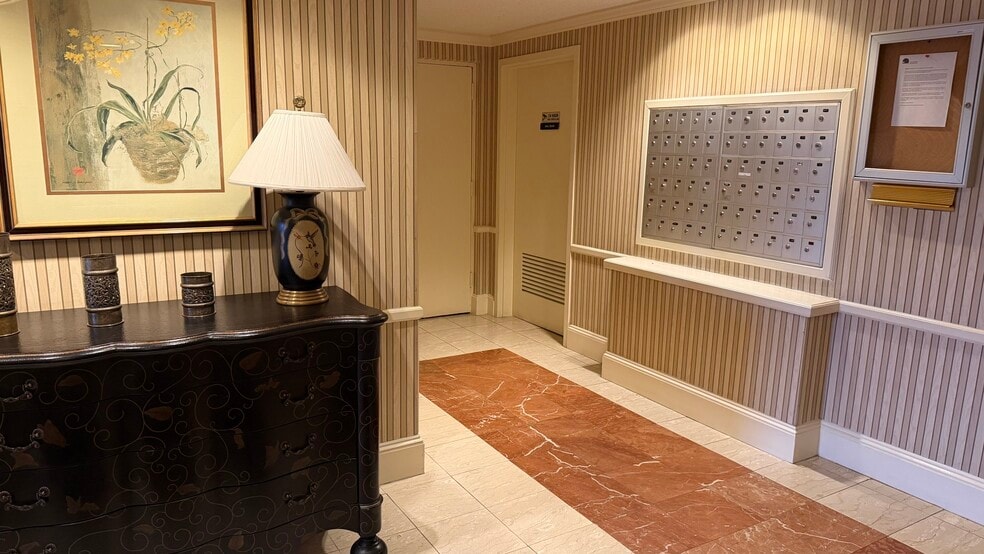 Building Photo - 1004 Paradise Rd