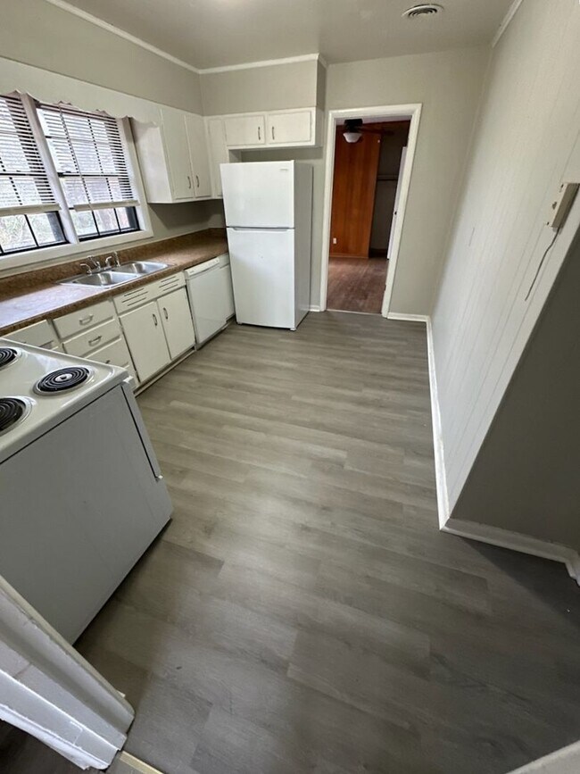 Building Photo - BELOW MARKET RENT!