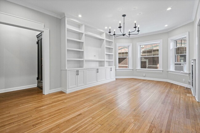 Building Photo - 537 W Brompton Ave