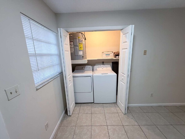 Building Photo - 2-bedroom, 1-bath half-duplex is move-in ready
