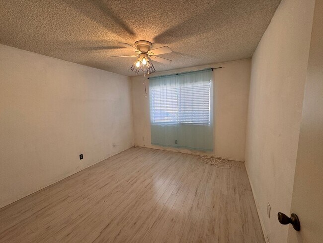 Building Photo - Cozy 2 bedroom 1 bathroom