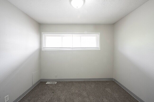 Building Photo - "Charming 3-Bed, 2-Bath Retreat in Indiana...