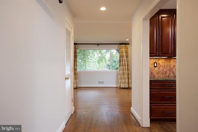 Building Photo - 6716 Tulip Hill Terrace