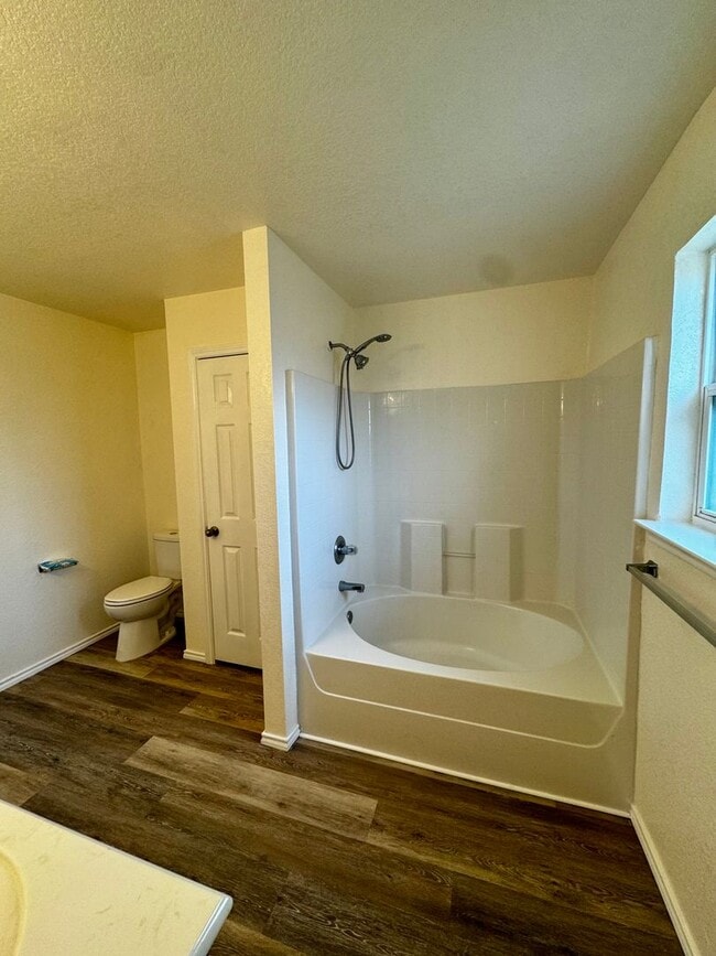 Building Photo - Spacious 4 Bedroom 2 Bath