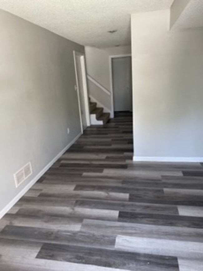 Building Photo - Updated 3 Bed/2 Bath Townhome Lee's Summit...