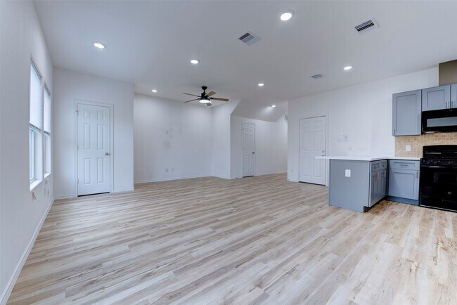 Building Photo - 8202 Homewood Ln