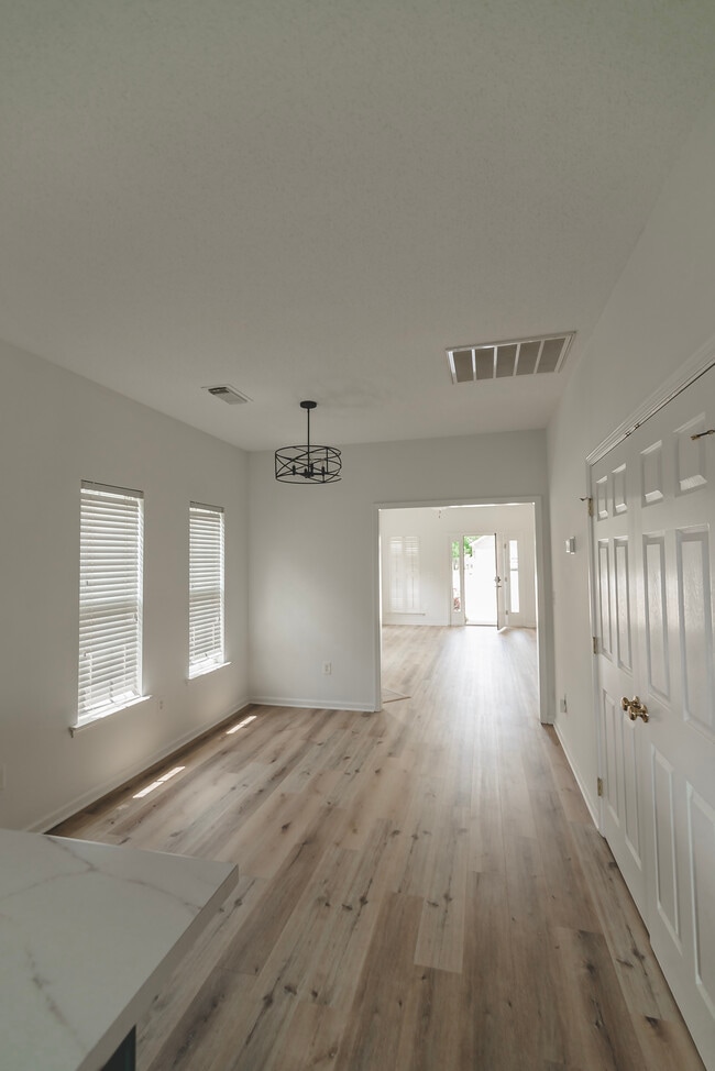 Building Photo - 9703 Full Moon Cir