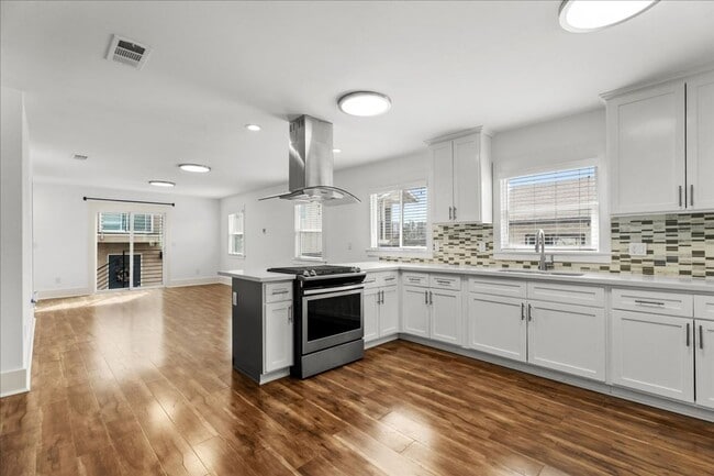 Building Photo - Charming 3-Bedroom Craftsman with Modern U...