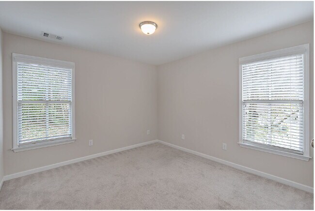 Building Photo - 2033 Cherokee Dr