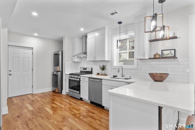 Building Photo - 54 Plaza Ave