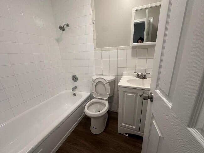 Building Photo - 2 bed 1 bath fully renovated