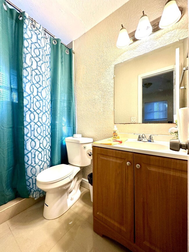 Building Photo - 525 NW 15th Terrace