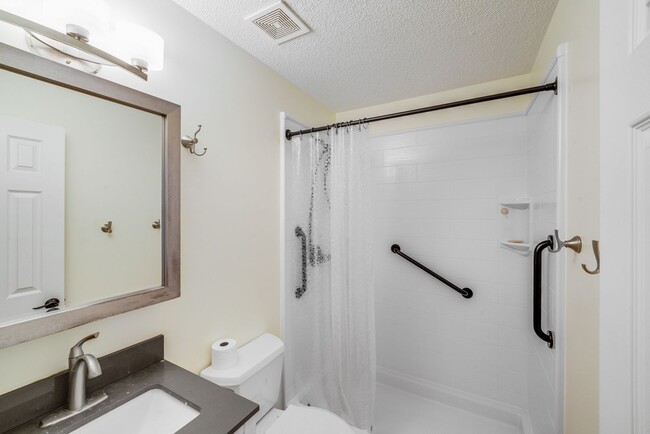 Building Photo - Comfort Meets Function in This 3BR/2BA Ced...