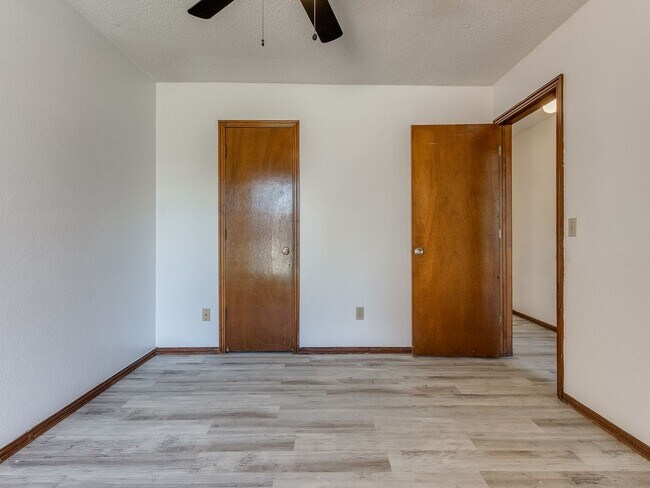 Building Photo - 3 Bed 2 bath!