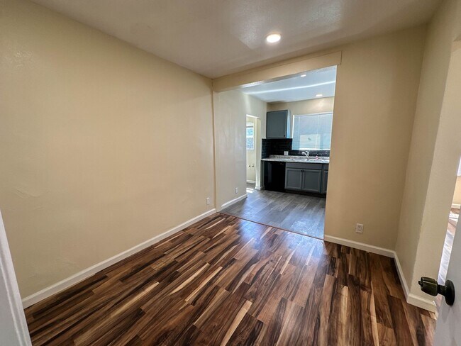 Building Photo - Charming 2-Bedroom Home in North Hollywood!