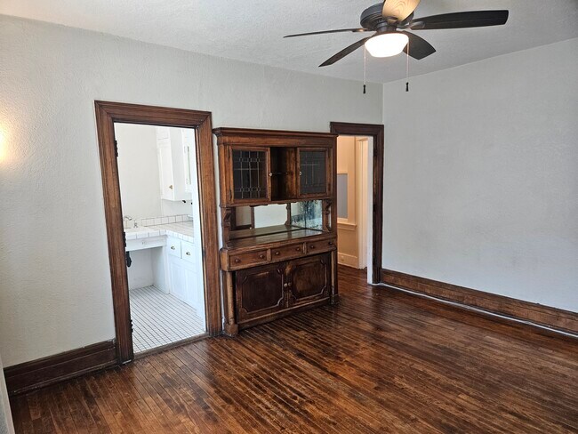 Building Photo - 2520 W 7th St