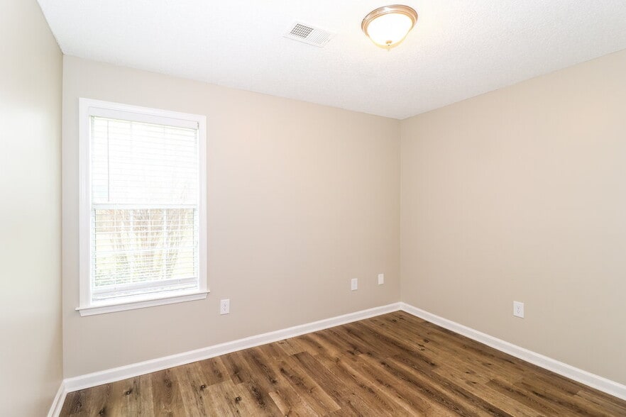 Building Photo - 3915 Woodland Dr