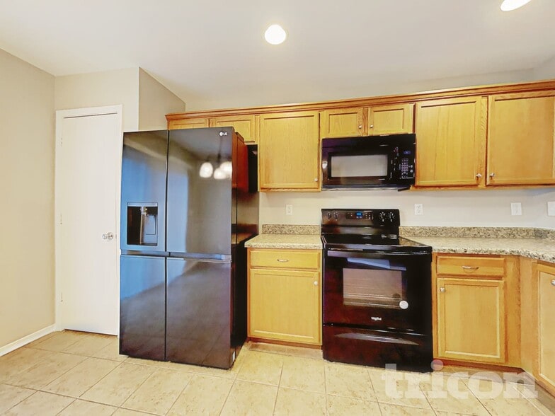 Building Photo - 4560 Stone Mountain Dr