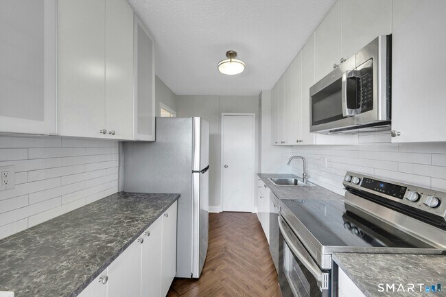 Building Photo - 44 Strawberry Hill Ave