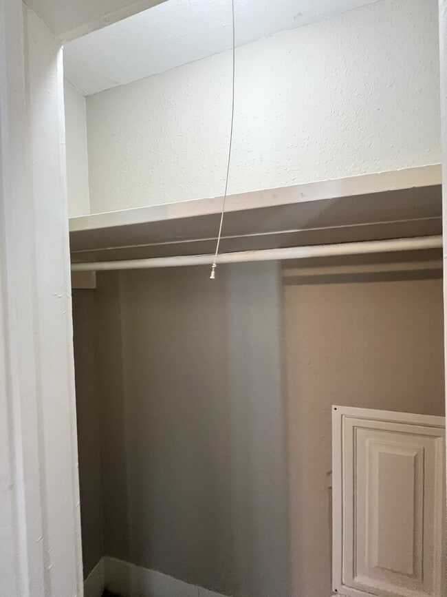 Building Photo - 916 N Austin St