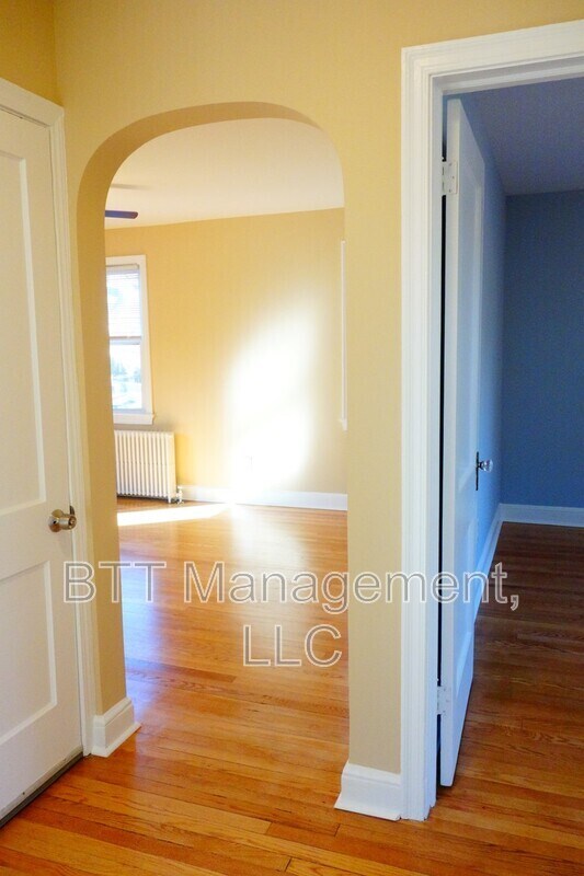 Building Photo - 907 Hudson Ave