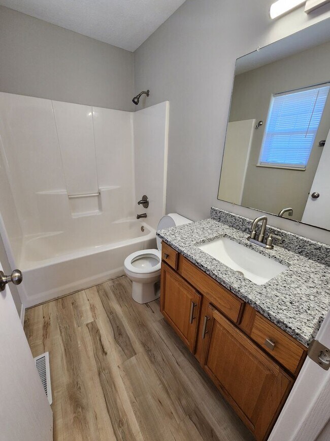 Building Photo - Spacious 2-Bedroom, 2-Bathroom Home AVAILABLE NOW!!