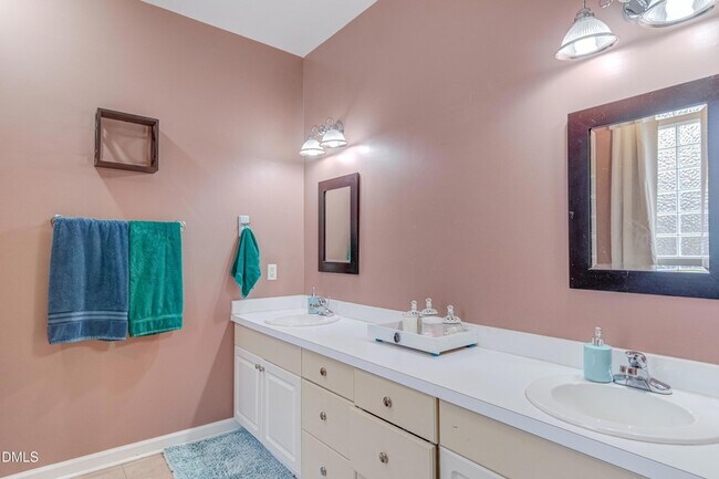 Building Photo - 6240 Hilbert Ridge Dr