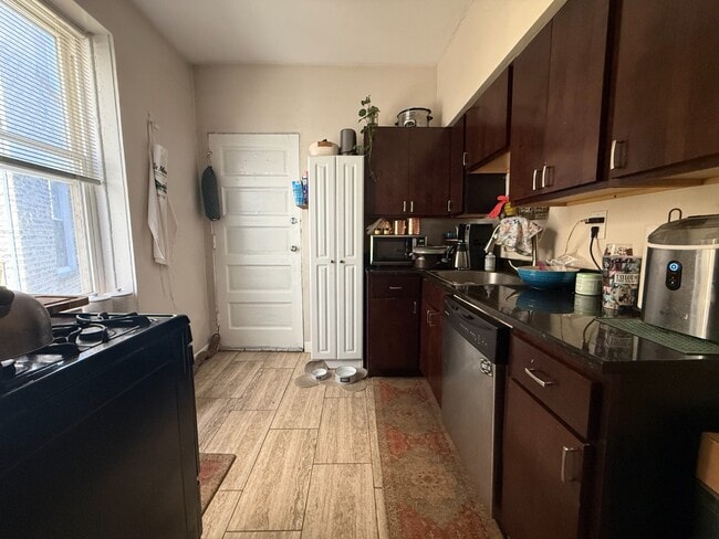 Building Photo - Rogers Park 2 Bed 1 Bath With Central AC & Heat, Beautiful Sunroom, Dog Friendly, Available July ...