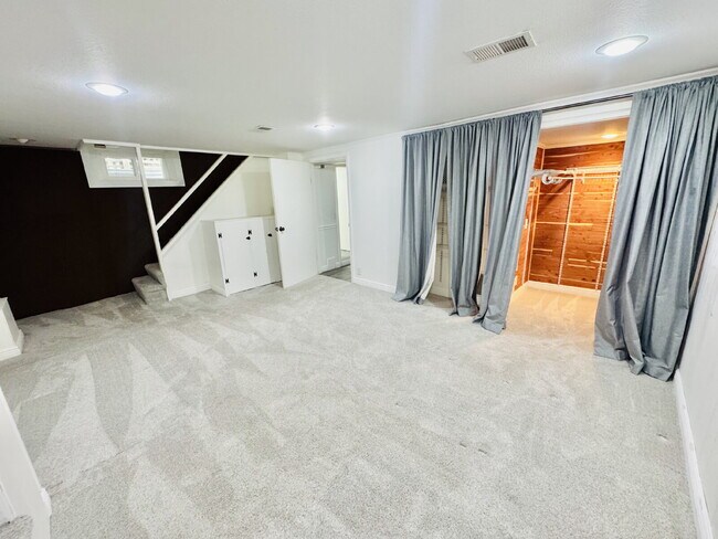 Building Photo - Charming 3-Bedroom Oasis with Elegant Touches & Finished Basement on Washburn Ave!