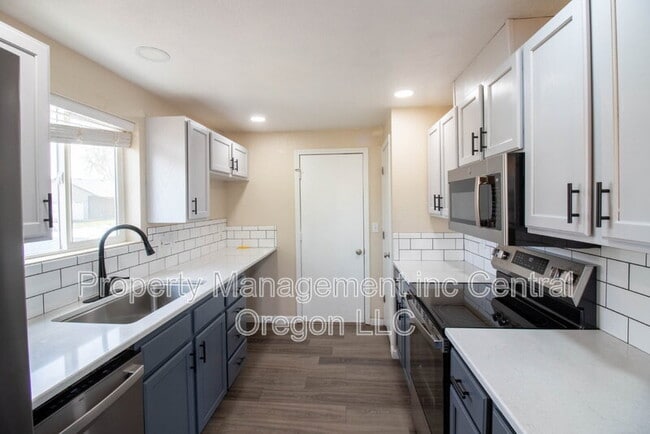 Building Photo - 2827 SW Pumice Ave